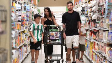 Lionel Messi împreună cu familia la cumpărături, la supermarket