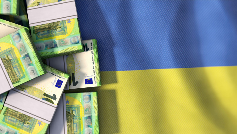imagine cu bancnote de euro si steagul Ucrainei