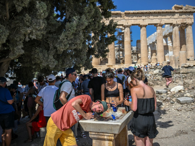 Καύσωνας στη νότια Ευρώπη: Η Ελλάδα κλείνει την Ακρόπολη την Παρασκευή λόγω καύσωνα, ενώ η Κροατία πλήττεται από τις πυρκαγιές