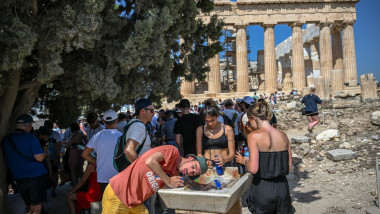 oameni care se racoresc la acropole