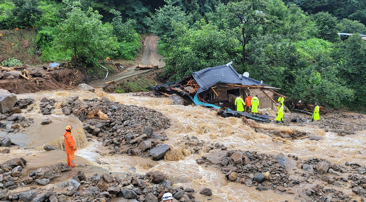 Momentul în care o bucată dintr-un munte s-a rupt și a căzut pe o șosea în Coreea de Sud. Șapte morți din cauza inundațiilor