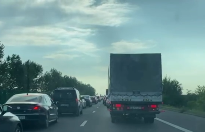 O mașină a luat foc în mers pe Autostrada Soarelui. Blocaj rutier pe 3 km, după ce nouă mașini s-au tamponat în drum spre mare