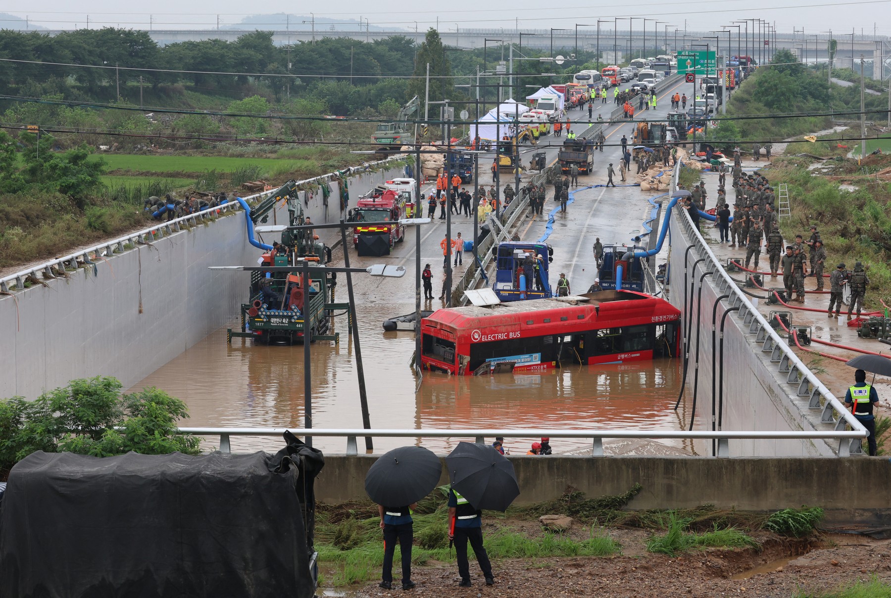 Inundații devastatoare în Coreea de Sud. Mai multe mașini sunt blocate într-un tunel plin cu apă, nouă cadavre au fost recuperate