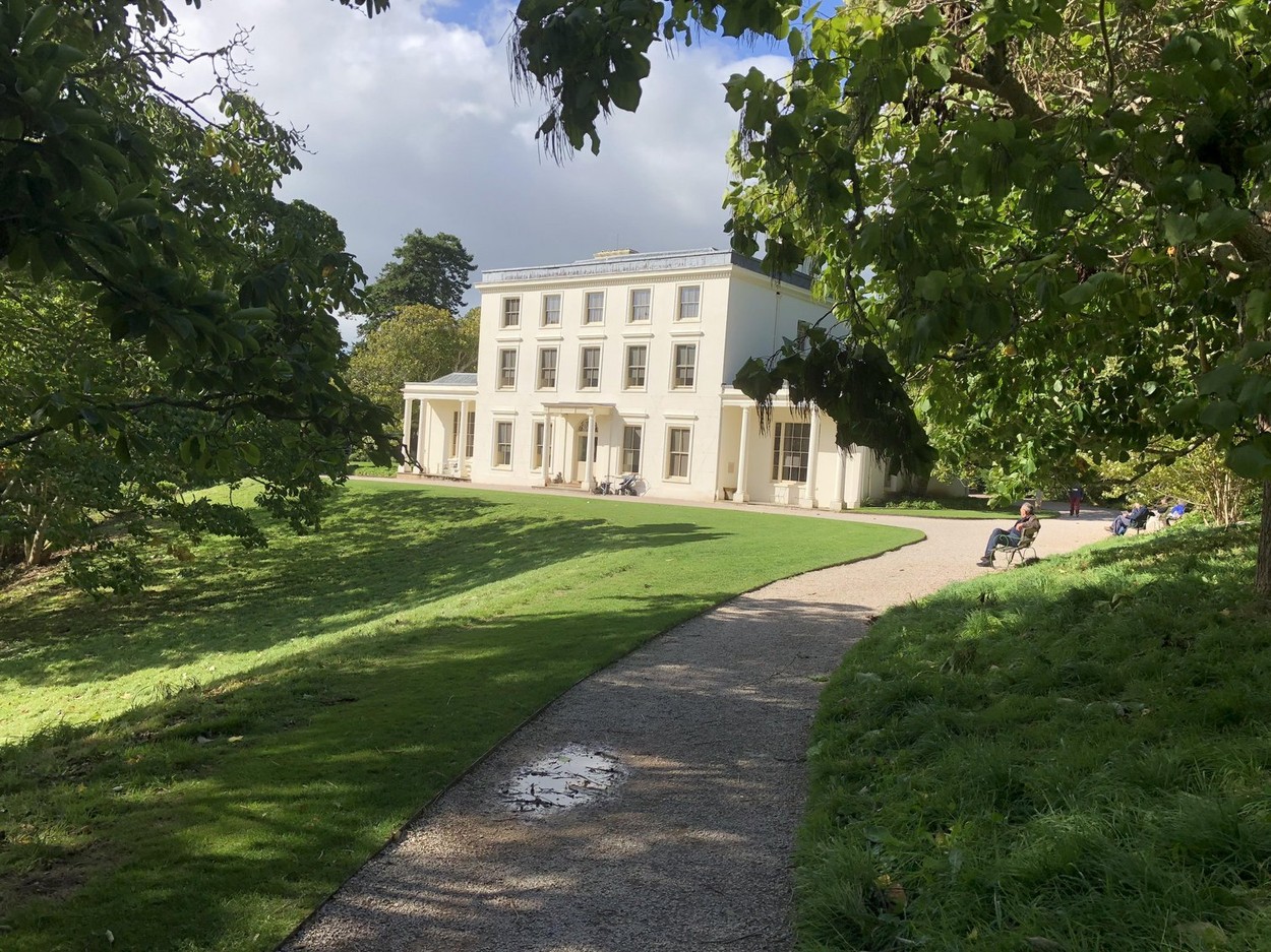 O aventură ca în romane. Peste 100 de persoane blocate în Greenway, casa în care a stat Agatha Christie. Imagini din interior