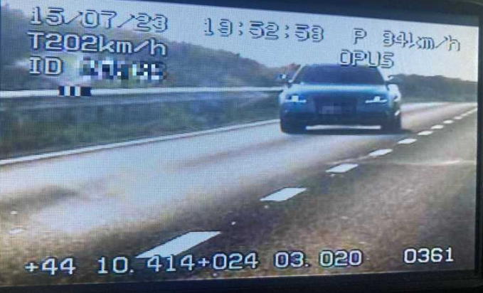 Un șofer vitezoman a rămas fără permis după ce a fost prins conducând cu 202 km/h, în apropierea unei localităţi din Dolj