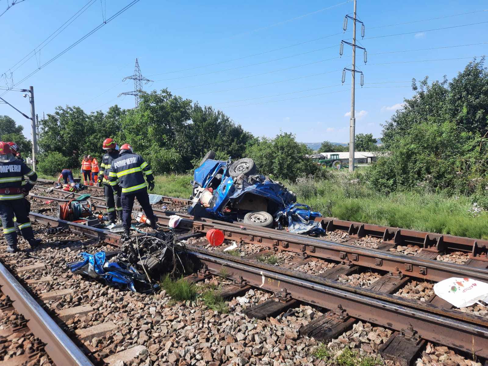 Patru oameni au murit, între care și doi copii, după ce mașina în care se aflau a fost lovită de un tren