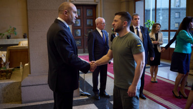 Președintele bulgar, Rumen Radev, dă mâna cu președintele ucrainean, Volodimir Zelenski