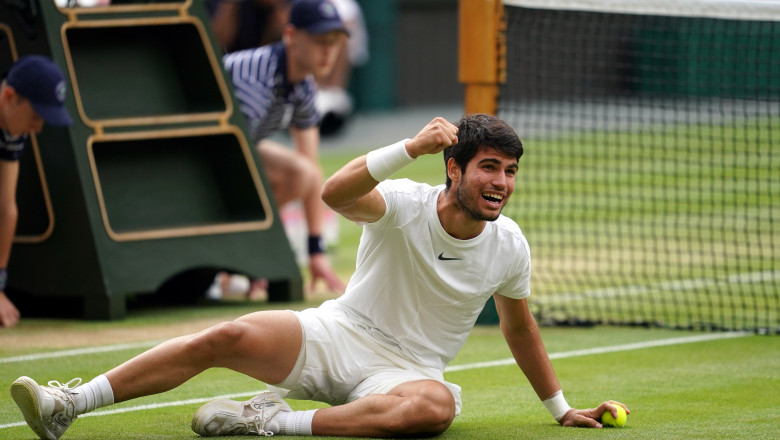 Carlos Alcaraz cu pumnul strâns, pe iarba de la Wimbledon