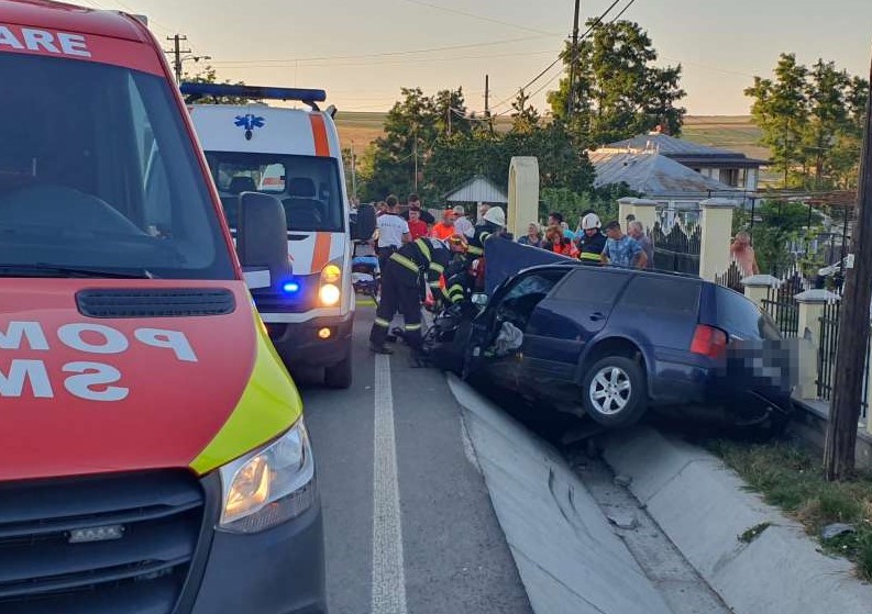 Un tânăr de 22 de ani a murit, după ce s-a izbit cu maşina de un cap de pod