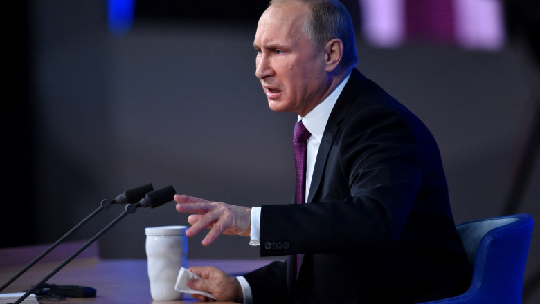 Vladimir Putin nervos, gesticulează
