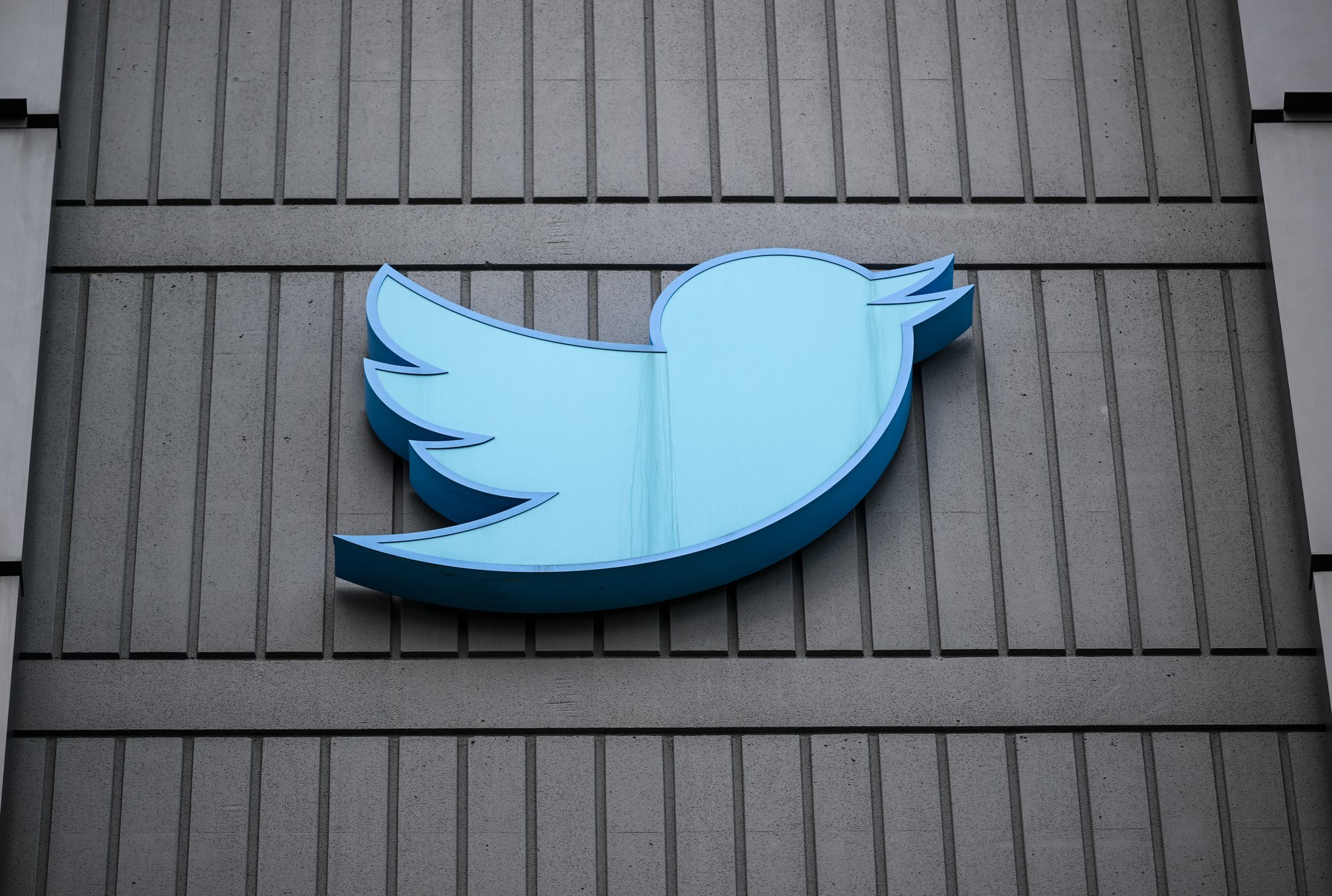 Twitter a pierdut aproape jumătate din veniturile sale din reclame de când a fost preluată de Elon Musk
