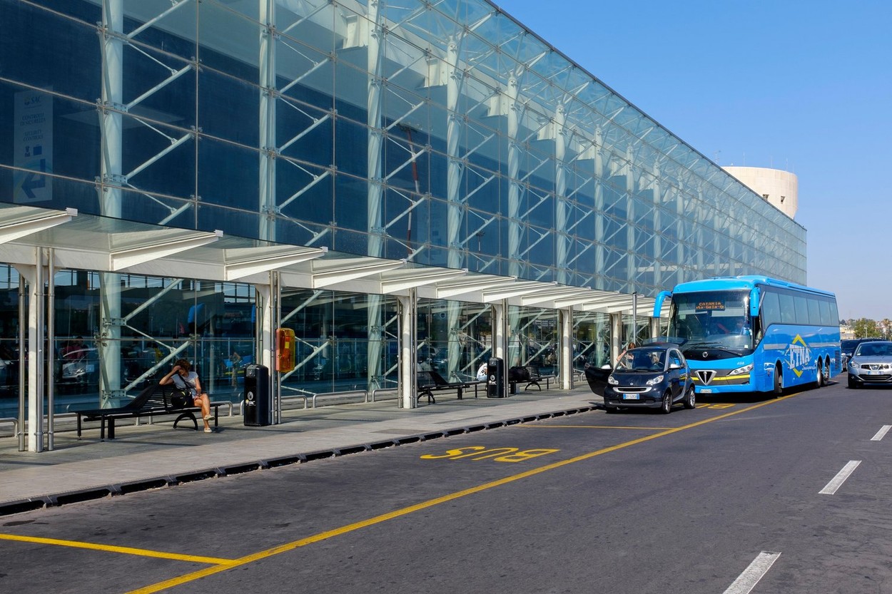 Incendiu puternic pe aeroportul din Catania. Zborurile sunt suspendate până miercuri