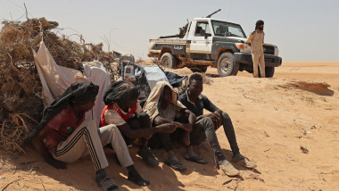 Migranți africani la granița dintre Libia și Tunisia