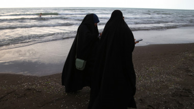 Femei îmbrăcate în vestimentație islamică pe malul Mării Caspice