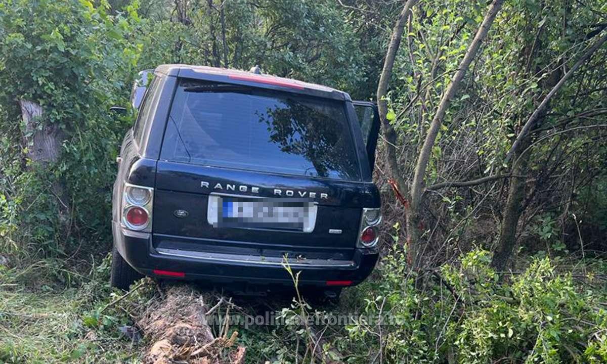 Șoferul unui Range Rover a fugit de polițiști de frontieră și s-a oprit într-un șanț. În mașină ascundea 17 migranți