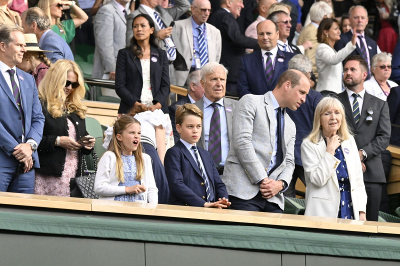 Le prince William et Catherine (Kate) Middleton avec leurs enfants George et Charlotte en tribunes lors de la finale du tournoi de Wimbledon 2023 à Londres