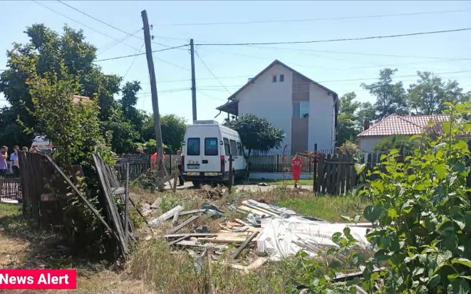 Un microbuz a intrat într-un gard, în Prahova. Șoferului i s-a făcut rău în timp ce conducea