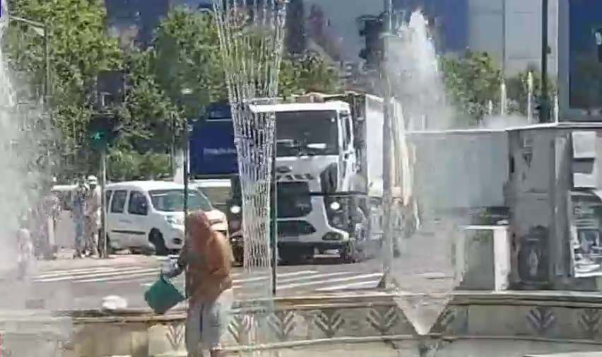 Un bărbat și-a dat jos cămașa și a făcut baie în fântânile de la Unirii, în București
