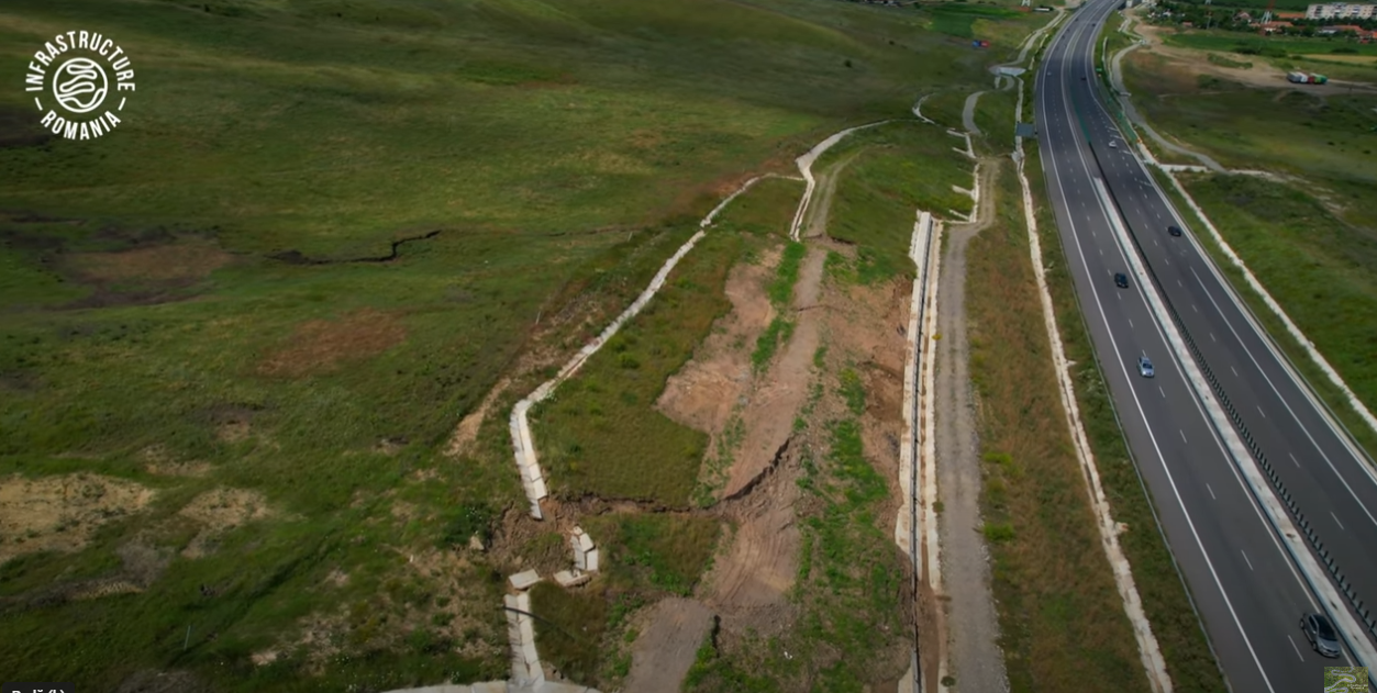 O porțiune dintr-un deal alunecă spre autostrada Sebeș-Turda. E aceeași zonă unde pământul a mai luat-o la vale de câteva ori