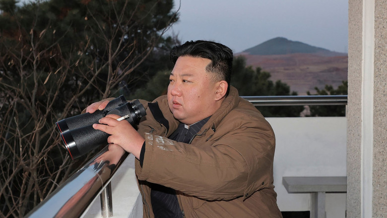 Kim Jong un privește prin binoclu