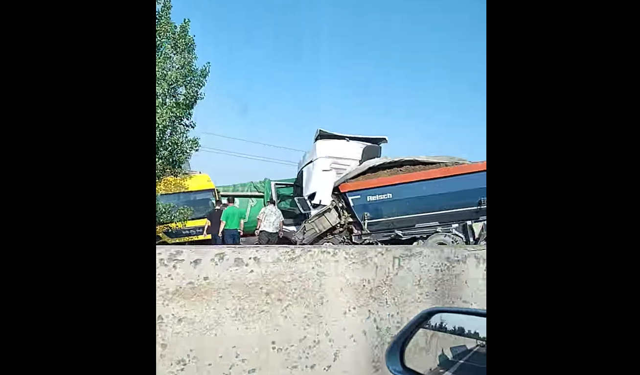 VIDEO. Accident grav pe DN1. Un bărbat a murit strivit între două TIR-uri. Traficul este deviat