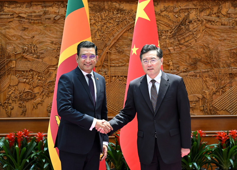 Qin Gang dă mâna cu Ali Sabry, ministrul de externe din Sri Lanka
