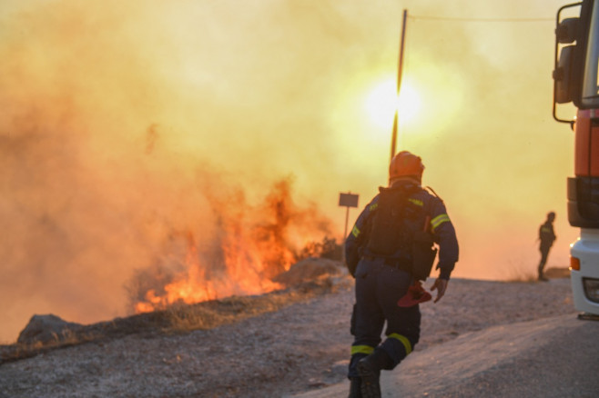 Wildfire in southeast Attica