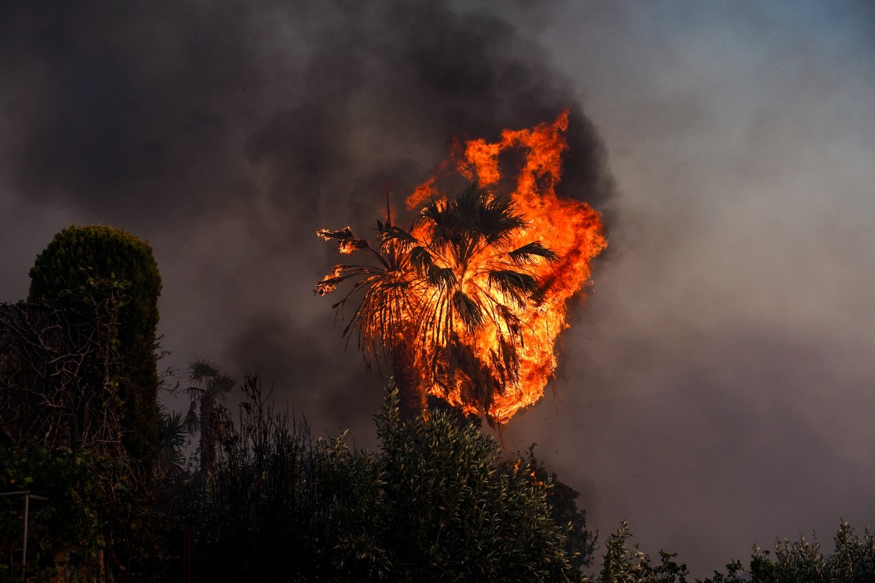 Un român, suspectat că a provocat incendiul masiv de lângă Atena. Imagini din Grecia, unde flăcările se extind rapid