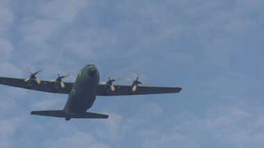 imagine cu un avion C-130 Hercule pe cer