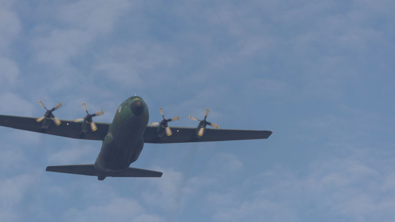 imagine cu un avion C-130 Hercule pe cer