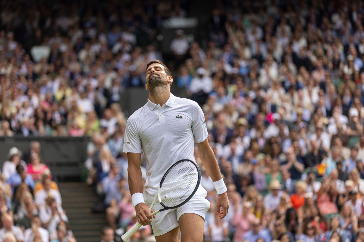 Amendă de 7.000 de euro pentru Djokovici. Și-a distrus racheta după o ieșire nervoasă în timpul finalei de la Wimbledon