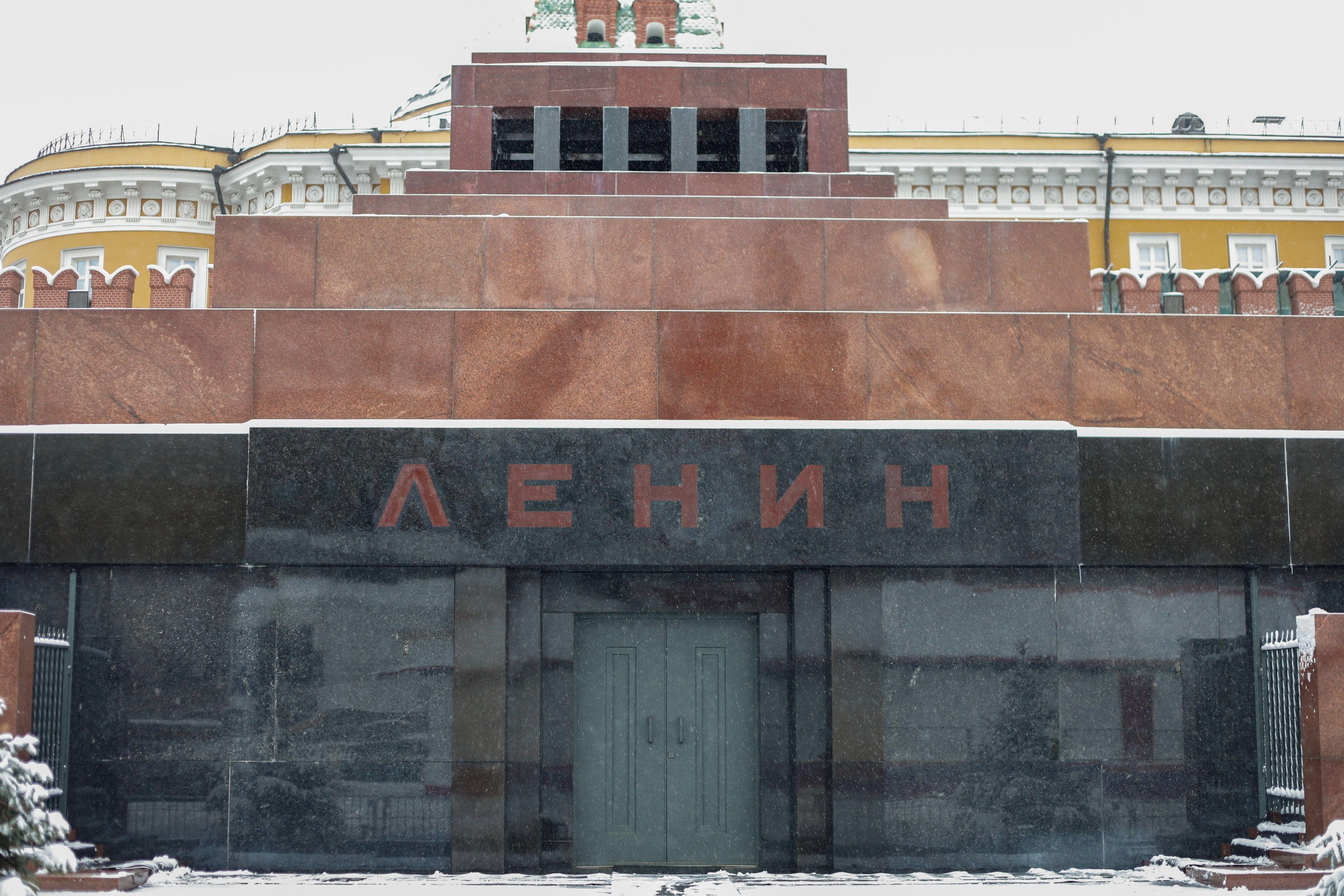 Protest inedit la Moscova. Un bărbat a aruncat un cocktail Molotov în mausoleul unde este expusă mumia lui Lenin