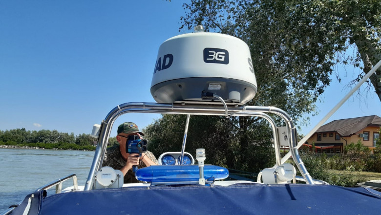 aparat radar in delta dunarii, pe barca