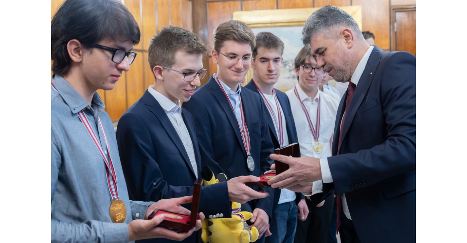 Marcel Ciolacu i-a primit la Guvern pe elevii olimpici la Matematică și Fizică: „Sunteți mândria generației voastre”