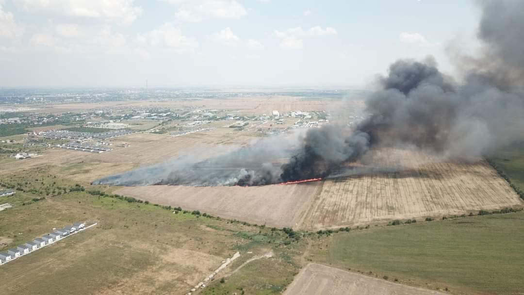 Incendiu puternic de vegetație în apropiere de București. A fost emis mesaj RO-Alert. Traficul a fost reluat pe Șoseaua de Centură