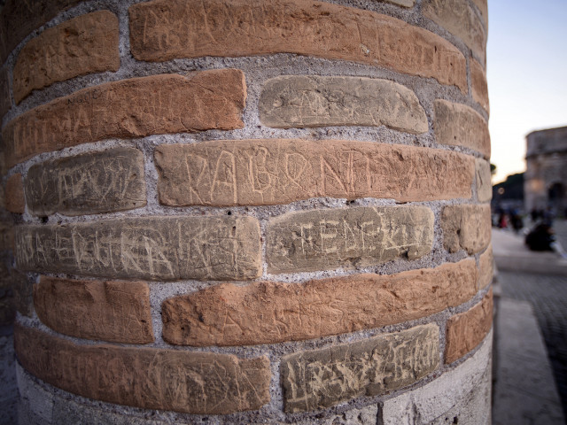 Aumentano i casi di vandalismo al Colosseo.  Altri due turisti sono stati sorpresi a scarabocchiare sul monumento