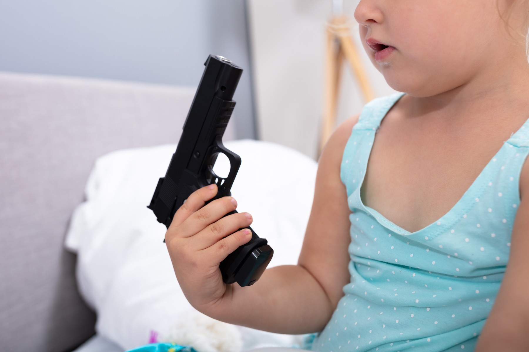 Un copil de trei ani și-a împușcat mortal sora de un an, cu un pistol găsit în casă