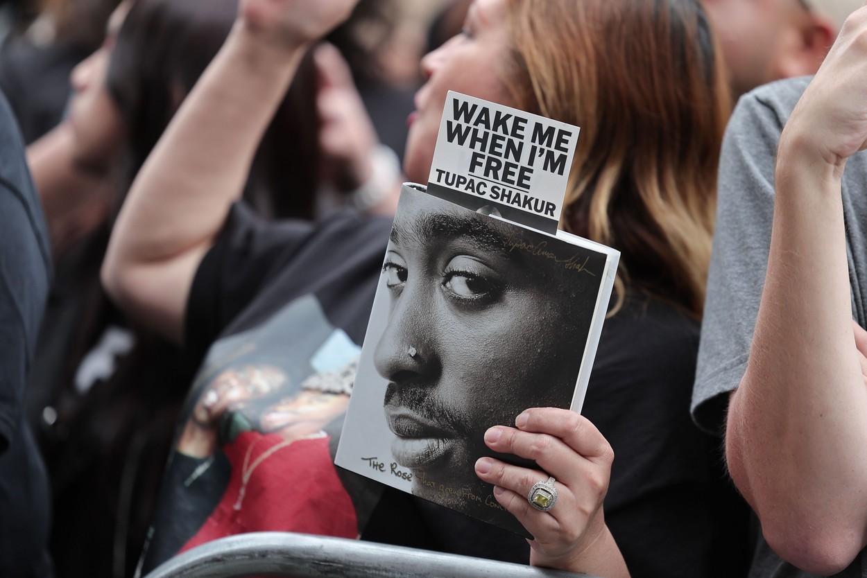 La 26 de ani de la uciderea lui Tupac Shakur, polițiștii au făcut noi percheziții. Singura declarație a anchetatorilor