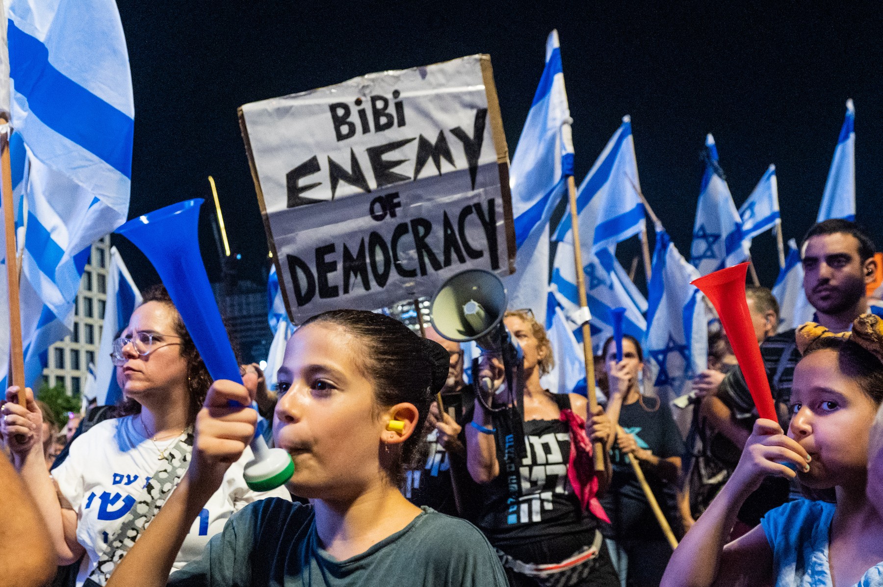 „Israelul nu este o dictatură”. Mii de protestatari au ieșit în stradă, în căldură extremă, împotriva reformelor lui Netanyahu