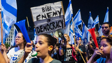 protestatari cu pancarte și steaguri în Israel