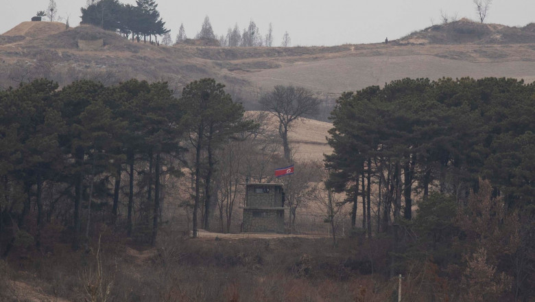 avanpost al Coreei de Nord în zona demilitarizată, văzut de pe partea sud-coreeană