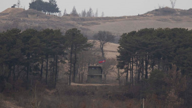 avanpost al Coreei de Nord în zona demilitarizată, văzut de pe partea sud-coreeană
