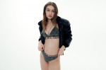 Gigi Hadid pose pour la campagne de sous-vętements de la collaboration Kith x Calvin Klein