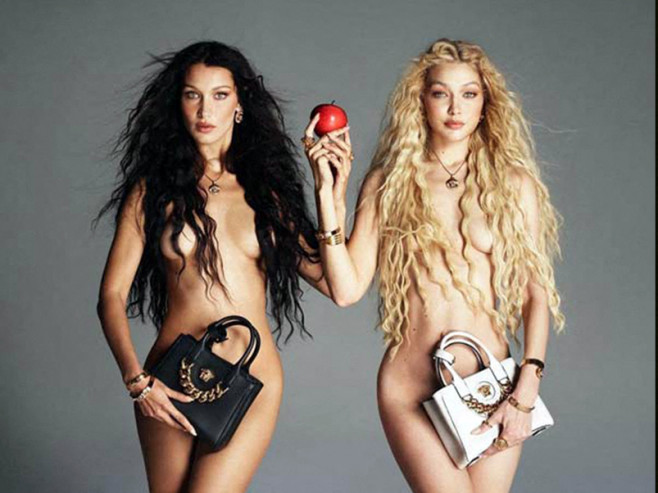 Bella Hadid et sa soeur Gigi, nues, dans une publicité de sac ŕ main de la marque Versace
