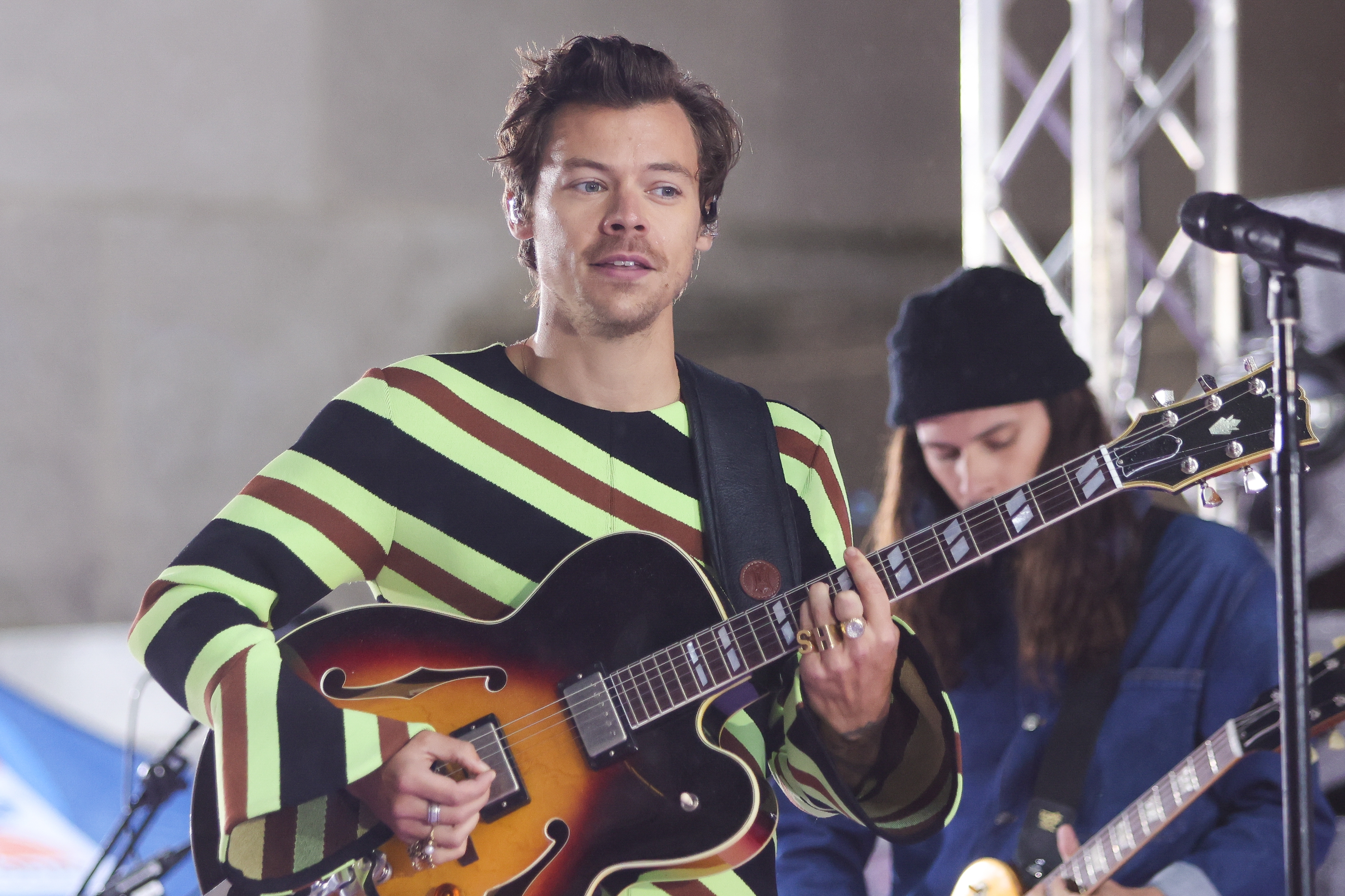 Megastarul pop Harry Styles a fost lovit în ochi cu un obiect în timpul unui concert din Viena