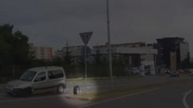 Momentul când un șofer din Cluj rămâne fără o roată la mașină, în mers