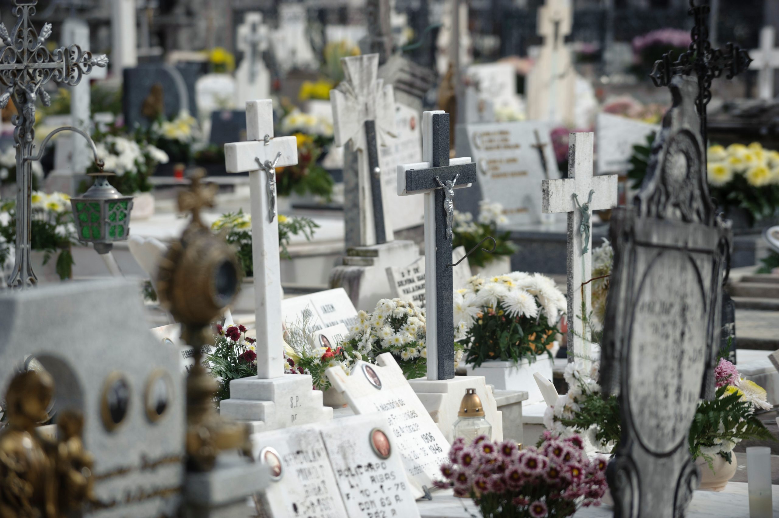 Descoperire macabră într-un cimitir din Cluj. Un cadavru ars a fost găsit printre morminte