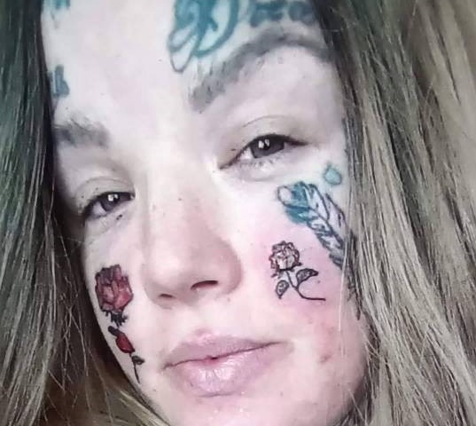 O femeie cu 800 de tatuaje se plânge că nu-și găsește loc de muncă și nu este primită în școala copiilor. Cum arată acum. FOTO