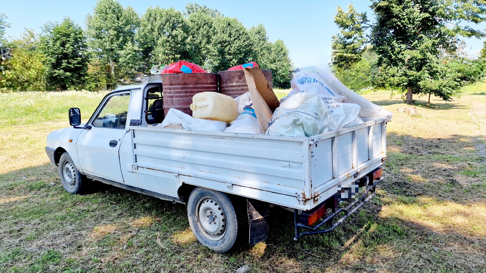 Un bărbat din Dâmbovița a fost amendat cu 30.000 de lei pentru că a aruncat pe câmp deşeuri de la substanţe chimice