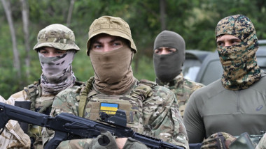 militari din armata ucrainei, mascati